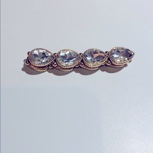 Bracelet with white jewels.